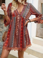 Robe Courte Imprimée — Col en V, Manches 3/4 & Finitions Dentelle - Bootiky