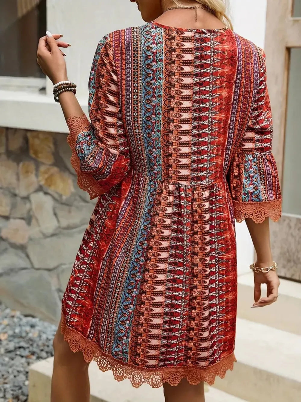 Robe Courte Imprimée — Col en V, Manches 3/4 & Finitions Dentelle - Bootiky
