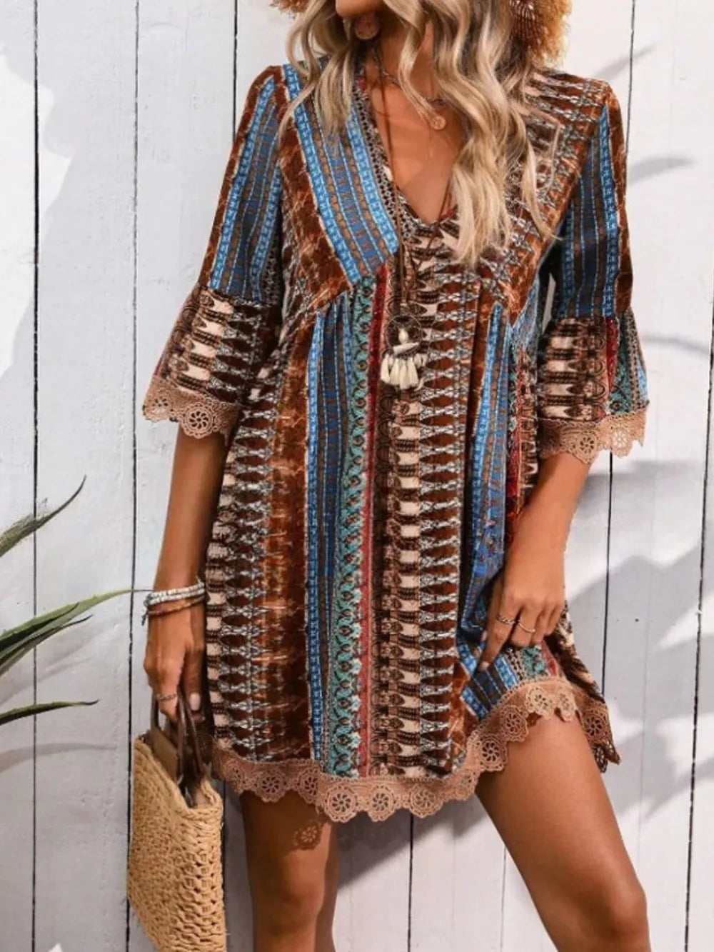 Robe Courte Imprimée — Col en V, Manches 3/4 & Finitions Dentelle - Bootiky