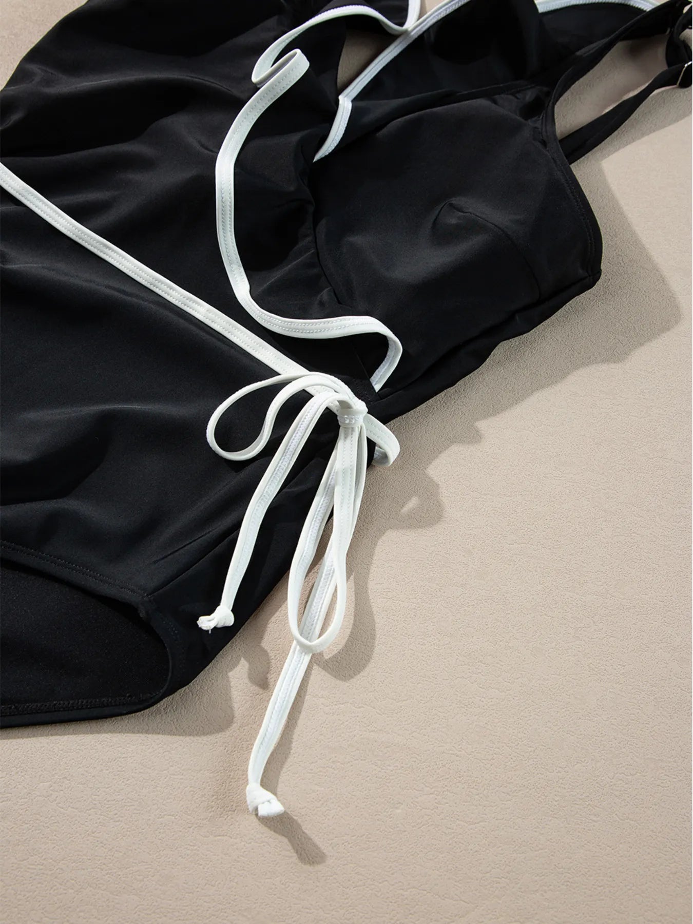 Maillot de Bain Une Pièce à Col en V & Détails Volants - Bootiky
