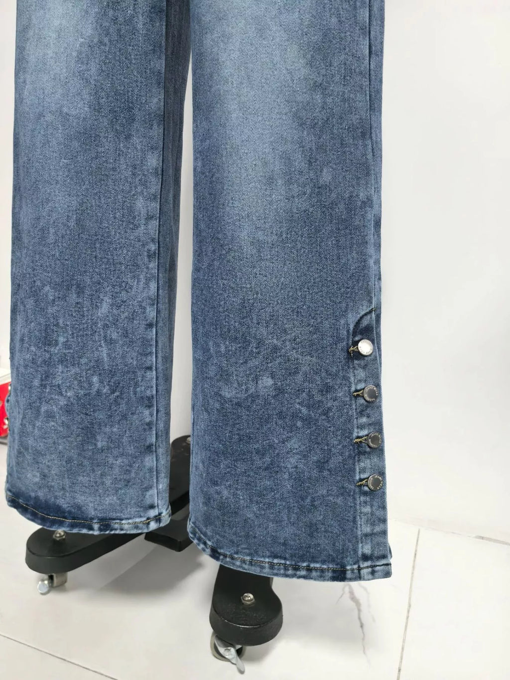 Jean taille haute wide-leg à boutons décoratifs - Bootiky