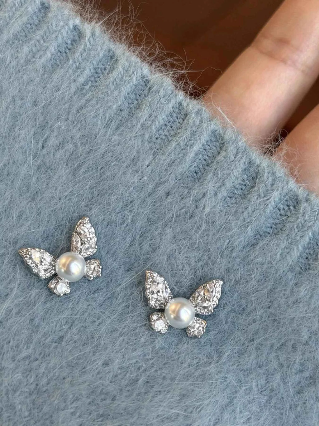 Clous d'Oreilles Éphémère Papillon Perle & Zircons – Argenté, ~1 cm - Bootiky