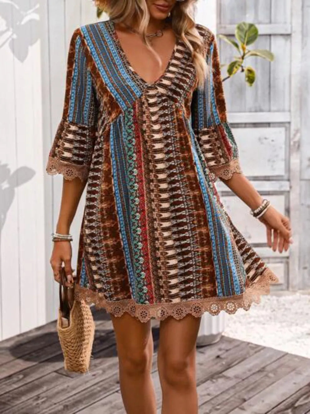 Robe Courte Imprimée — Col en V, Manches 3/4 & Finitions Dentelle - Bootiky