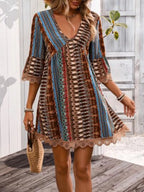 Robe Courte Imprimée — Col en V, Manches 3/4 & Finitions Dentelle - Bootiky