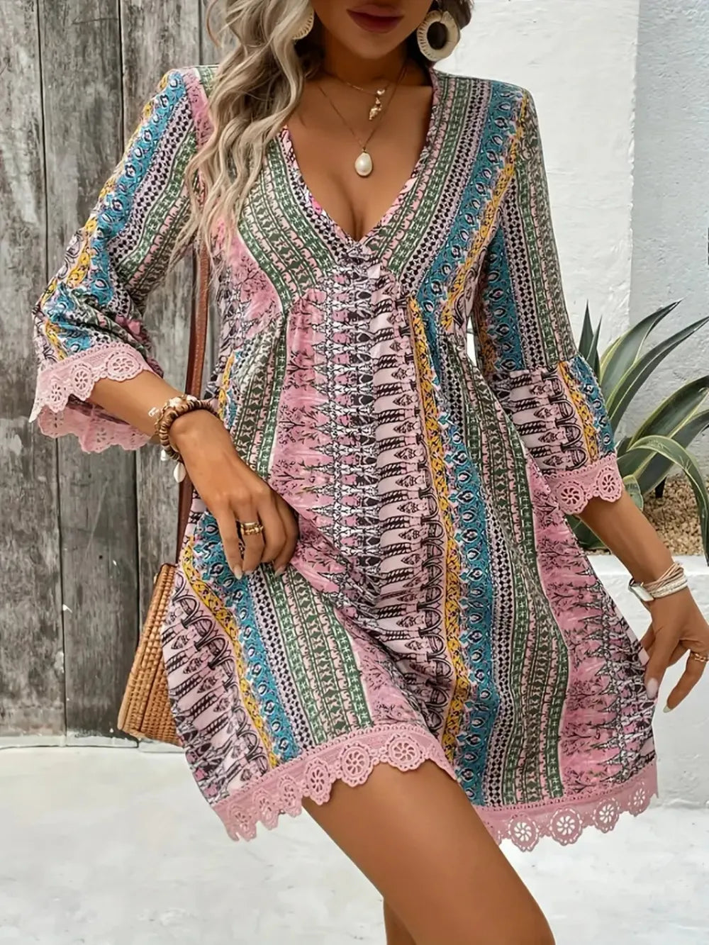 Robe Courte Imprimée — Col en V, Manches 3/4 & Finitions Dentelle - Bootiky