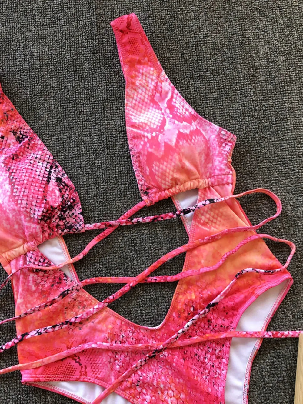 Maillot de Bain 1 Pièce — Décolleté Plongeant & Dos Nu Lacé - Bootiky