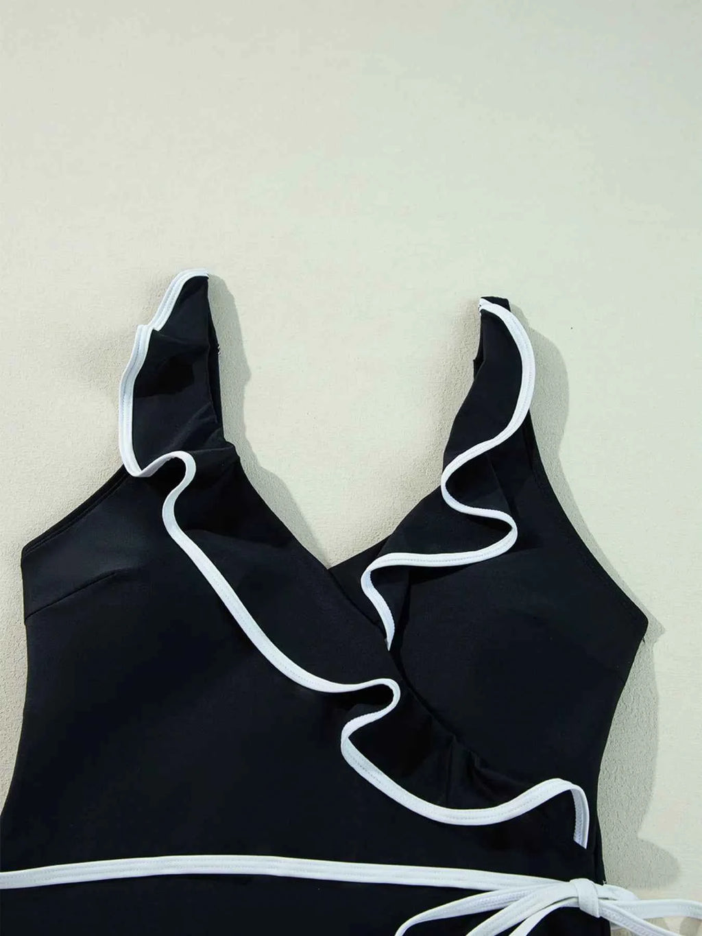 Maillot de Bain Une Pièce à Col en V & Détails Volants - Bootiky