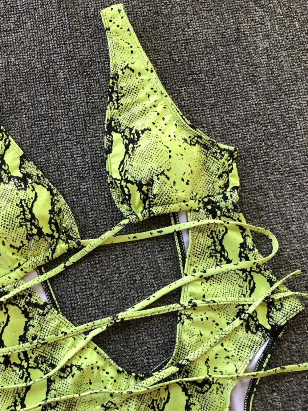 Maillot de Bain 1 Pièce — Décolleté Plongeant & Dos Nu Lacé - Bootiky
