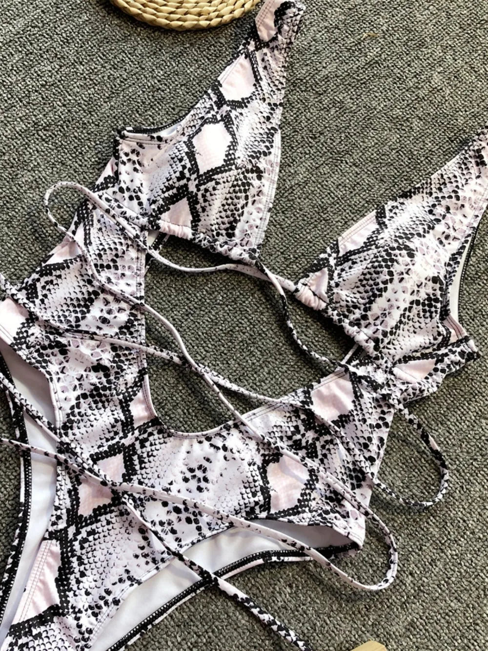 Maillot de Bain 1 Pièce — Décolleté Plongeant & Dos Nu Lacé - Bootiky