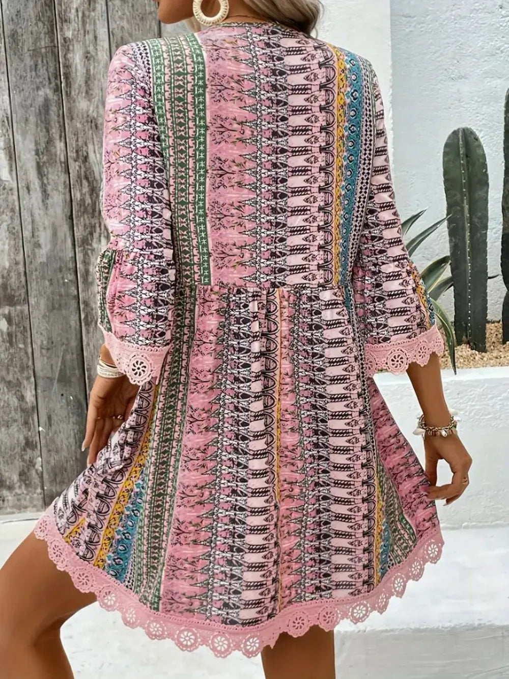 Robe Courte Imprimée — Col en V, Manches 3/4 & Finitions Dentelle - Bootiky