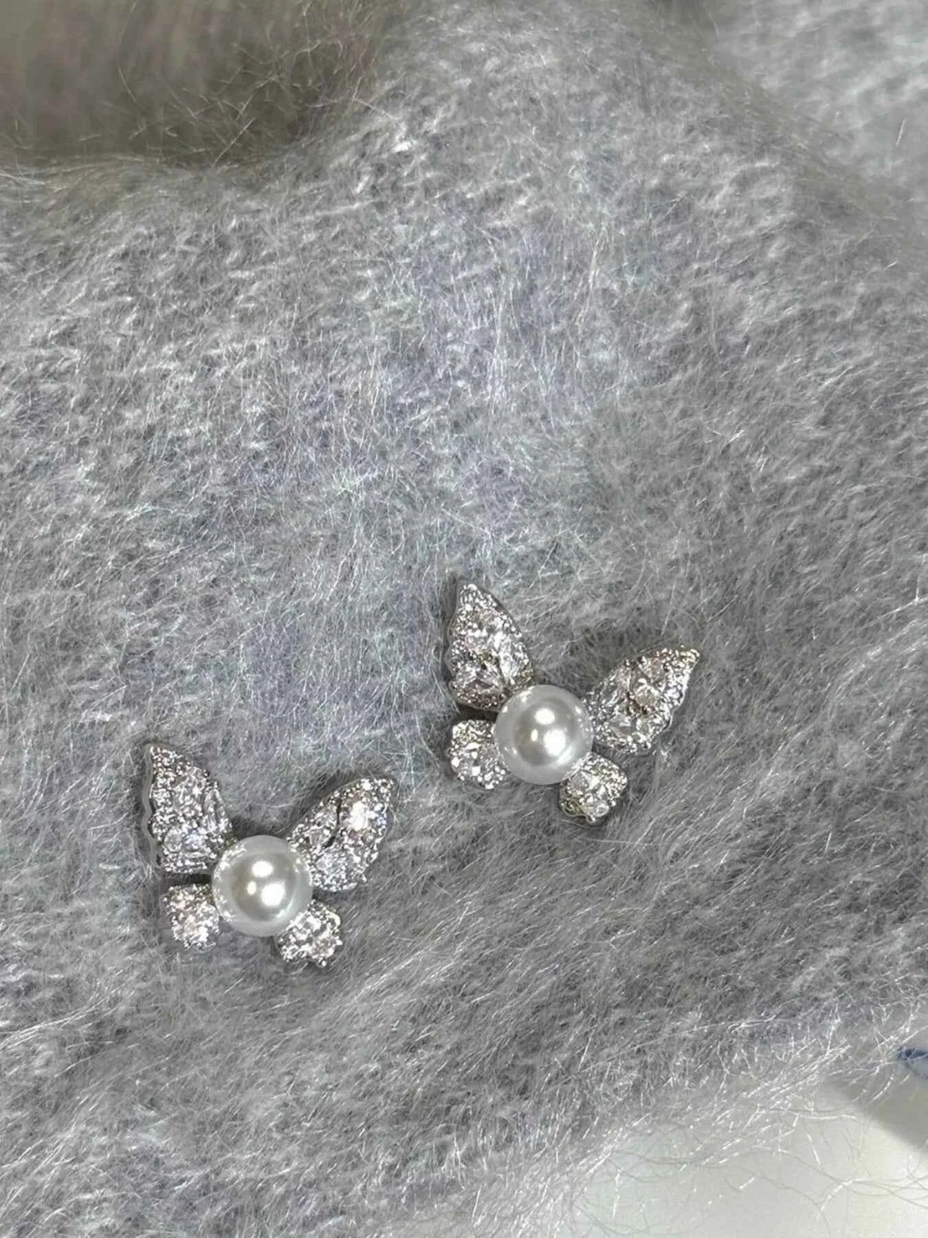 Clous d'Oreilles Éphémère Papillon Perle & Zircons – Argenté, ~1 cm - Bootiky