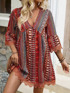 Robe Courte Imprimée — Col en V, Manches 3/4 & Finitions Dentelle - Bootiky