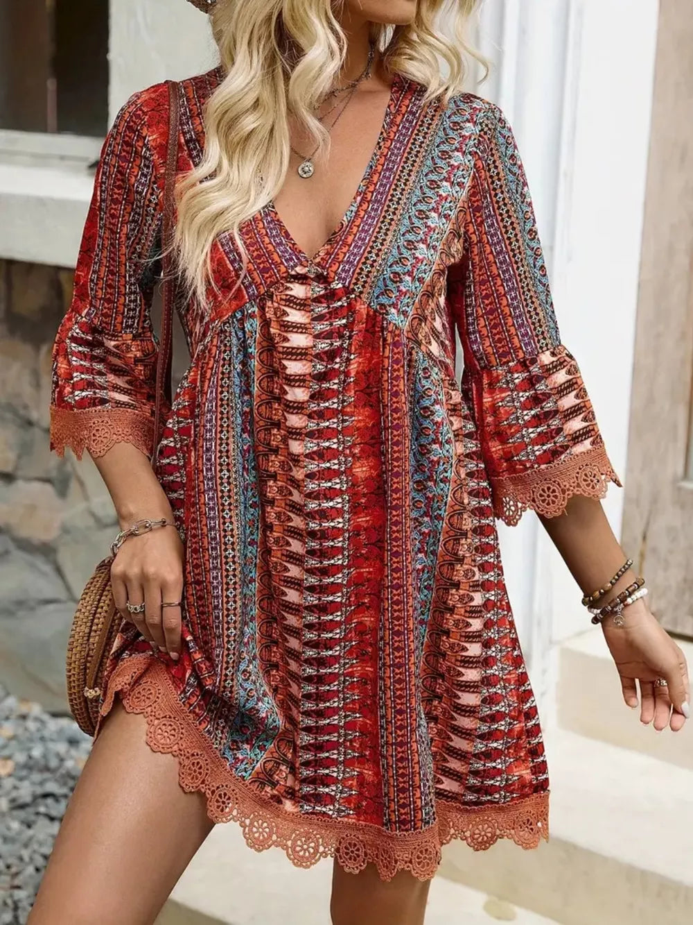 Robe Courte Imprimée — Col en V, Manches 3/4 & Finitions Dentelle - Bootiky