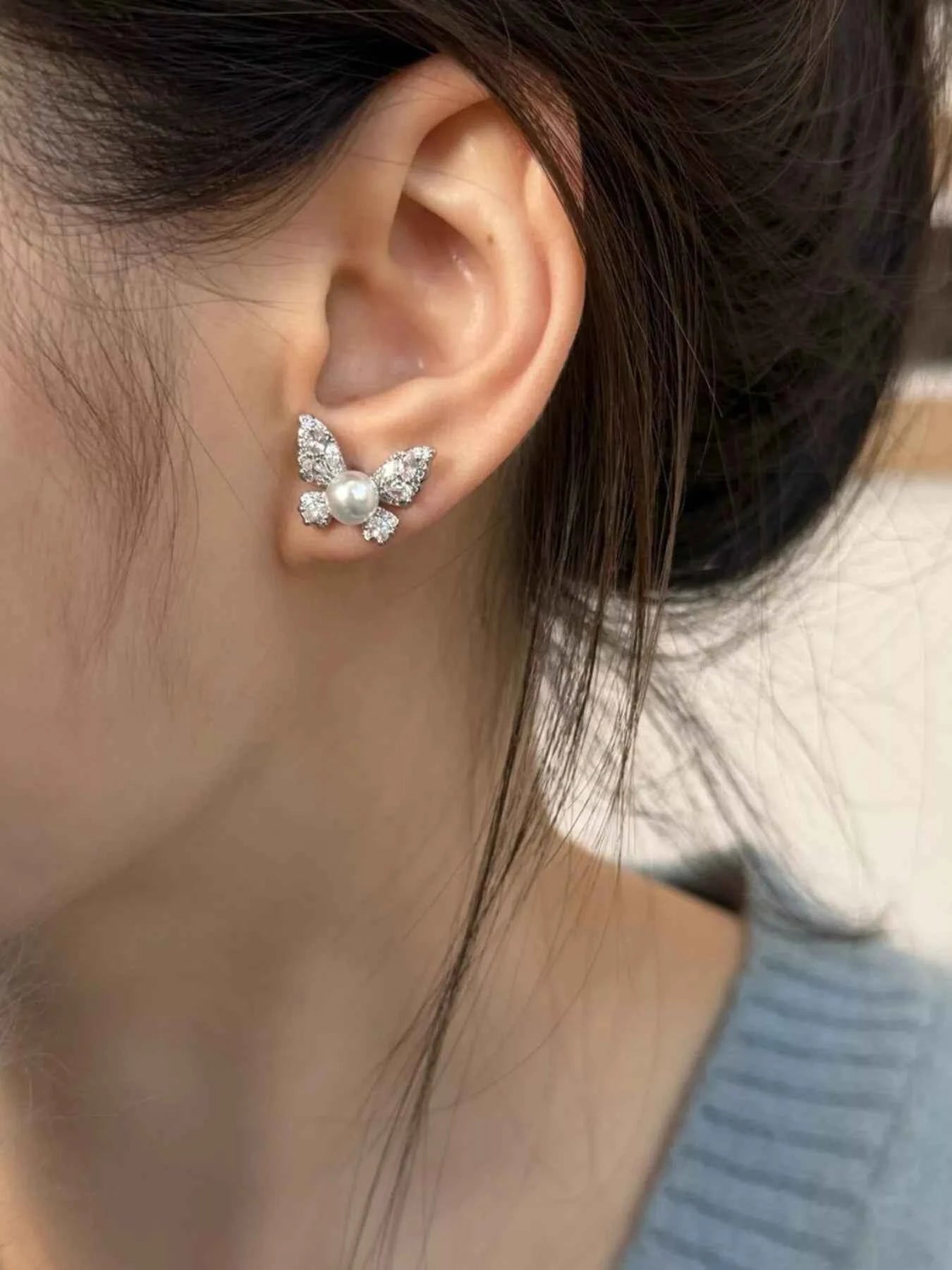Clous d'Oreilles Éphémère Papillon Perle & Zircons – Argenté, ~1 cm - Bootiky