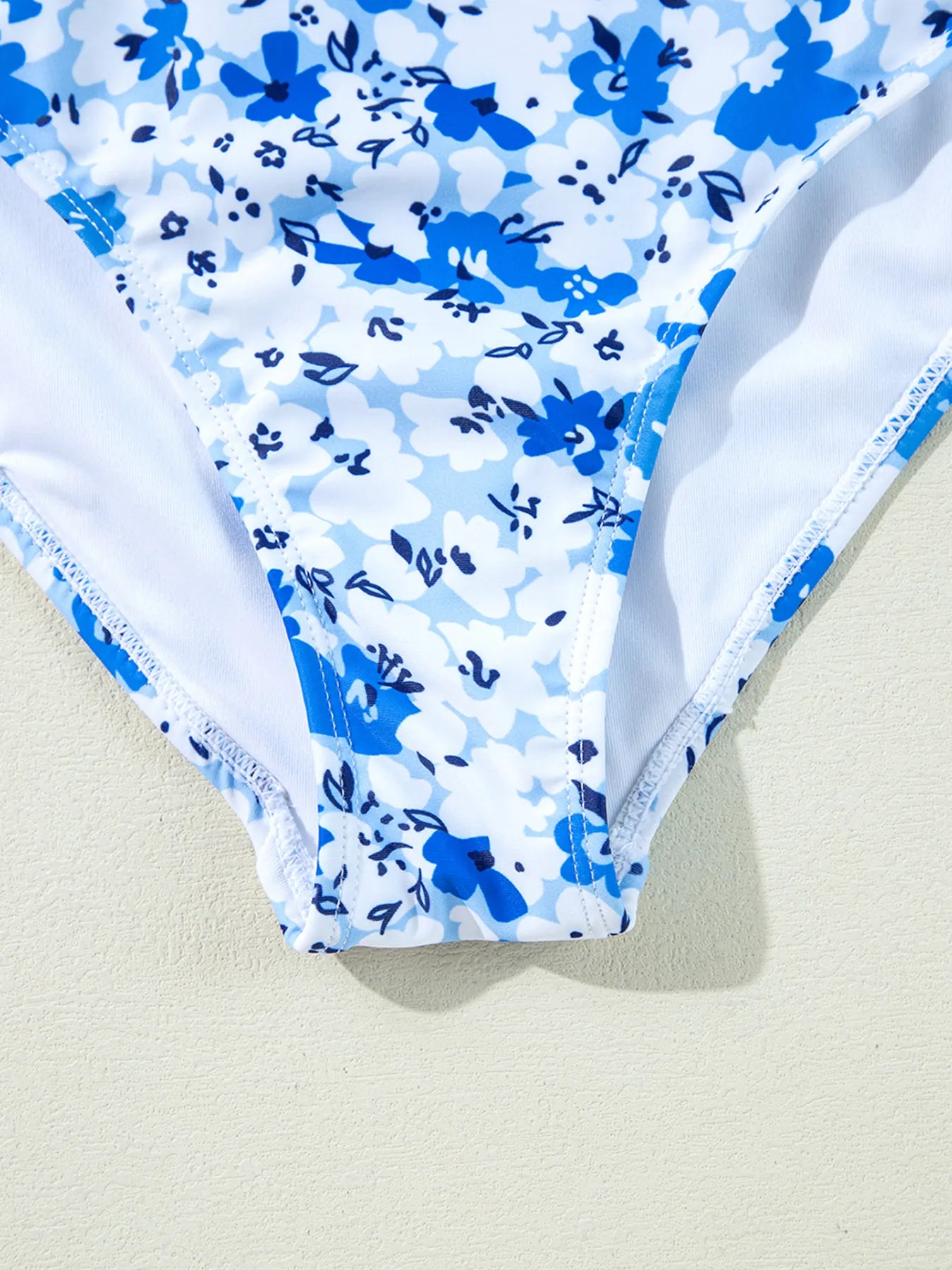 Maillot de Bain Une Pièce Floral Bleu Clair – Bretelles Volantées & Découpes Ajourées - Bootiky