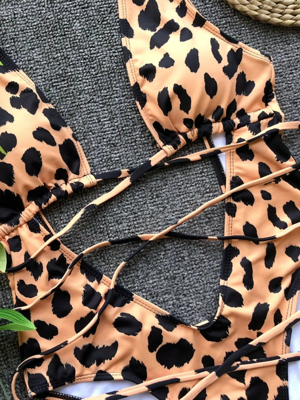 Maillot de Bain 1 Pièce — Décolleté Plongeant & Dos Nu Lacé - Bootiky