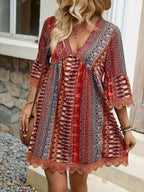 Robe Courte Imprimée — Col en V, Manches 3/4 & Finitions Dentelle - Bootiky