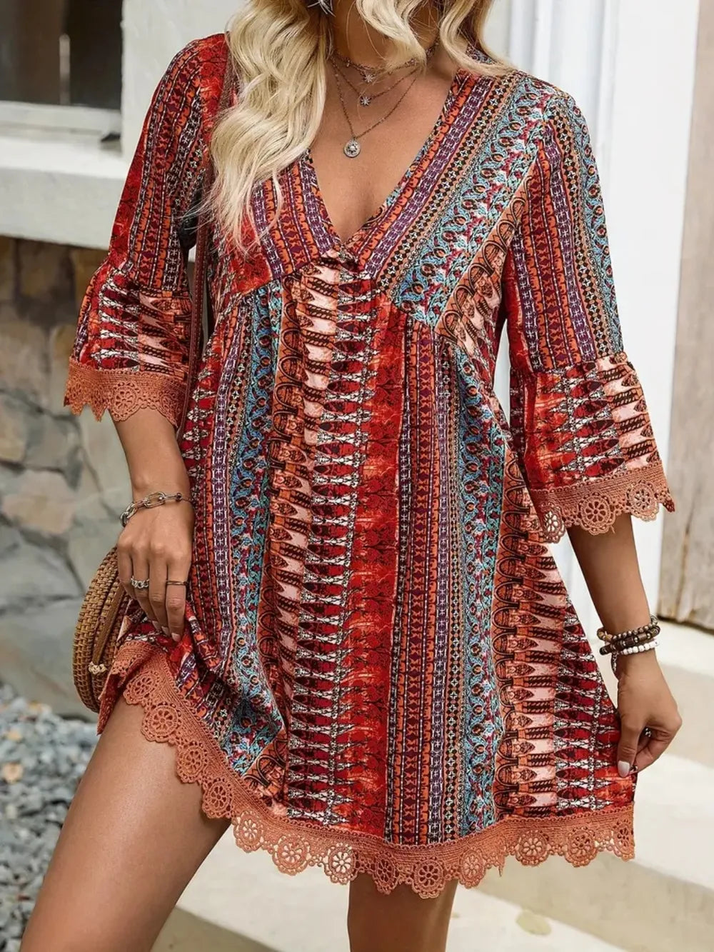 Robe Courte Imprimée — Col en V, Manches 3/4 & Finitions Dentelle - Bootiky