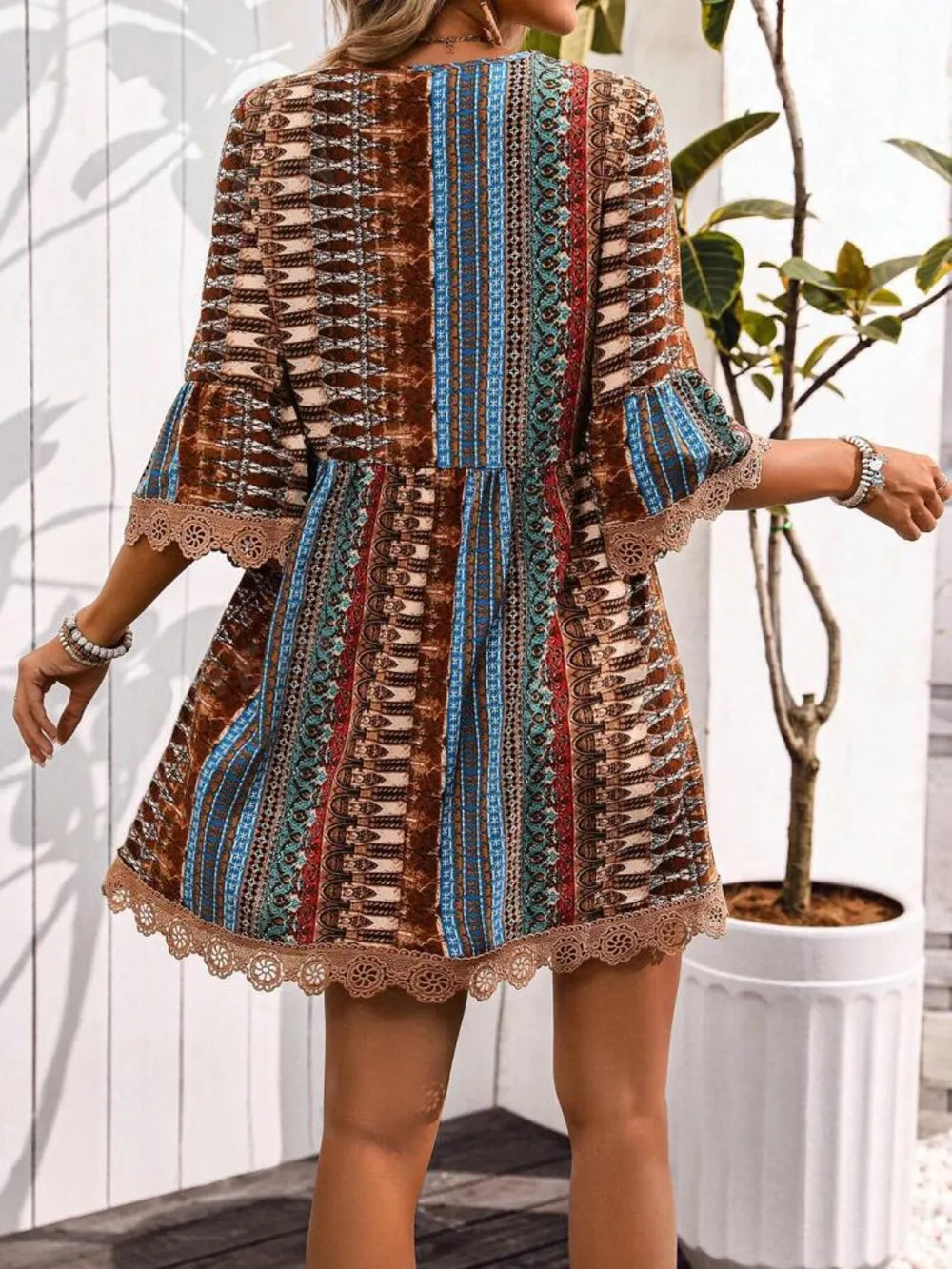 Robe Courte Imprimée — Col en V, Manches 3/4 & Finitions Dentelle - Bootiky