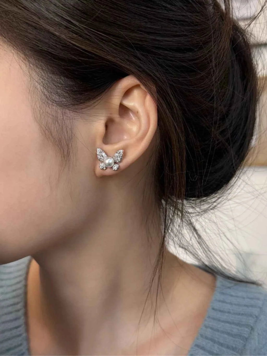 Clous d'Oreilles Éphémère Papillon Perle & Zircons – Argenté, ~1 cm - Bootiky
