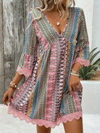 Robe Courte Imprimée — Col en V, Manches 3/4 & Finitions Dentelle - Bootiky