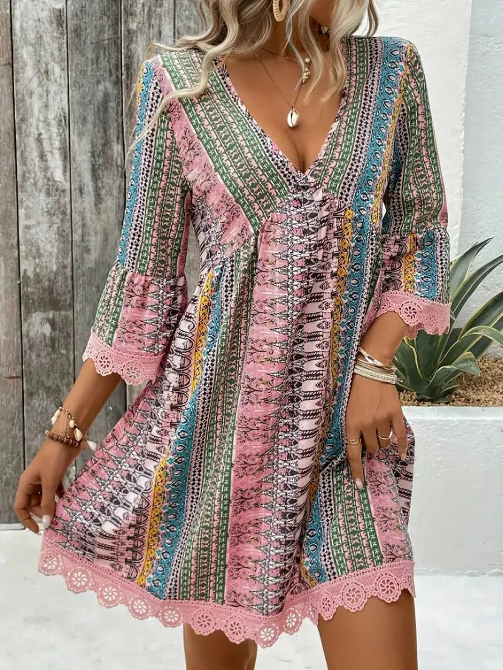 Robe Courte Imprimée — Col en V, Manches 3/4 & Finitions Dentelle - Bootiky