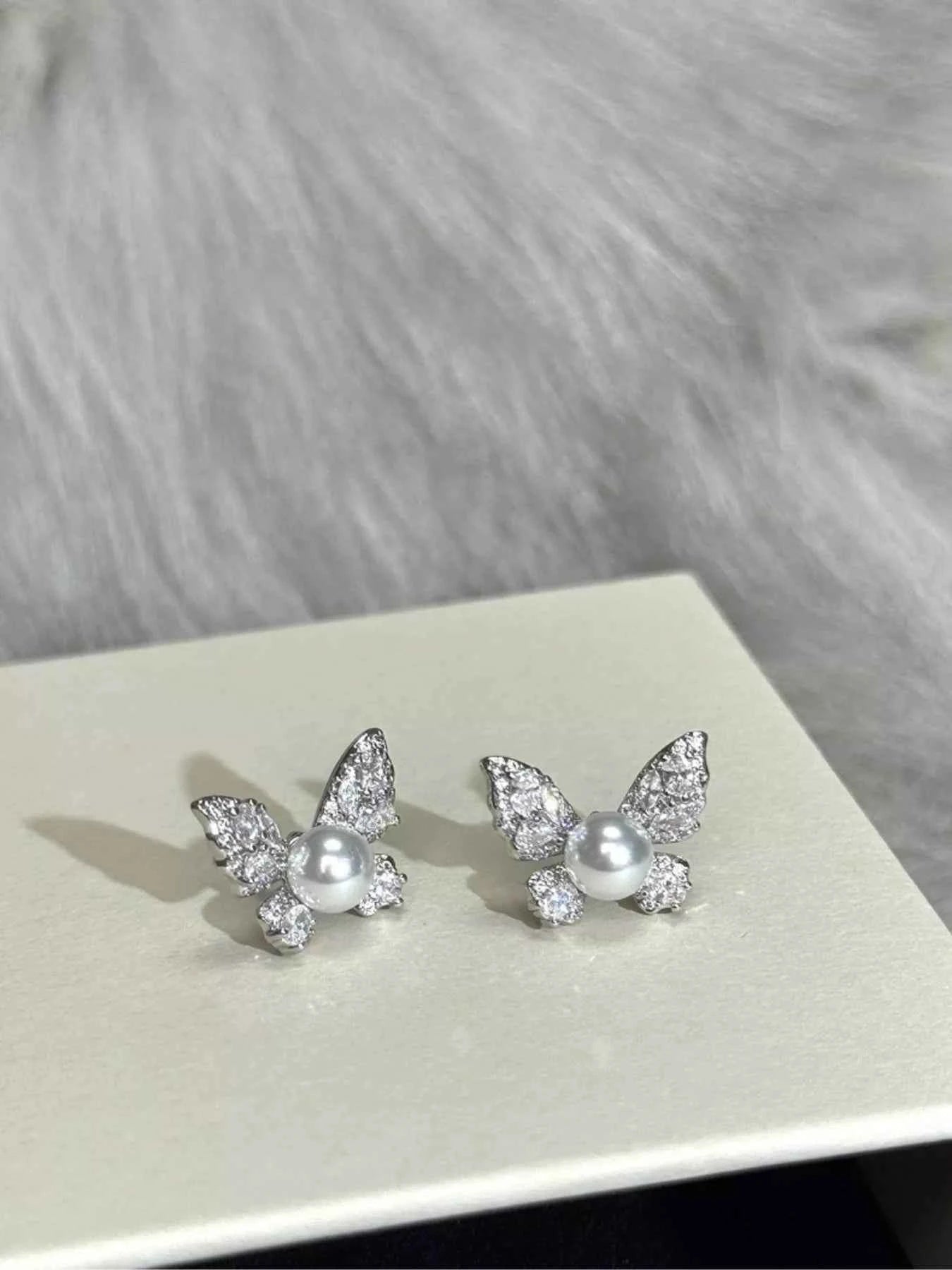 Clous d'Oreilles Éphémère Papillon Perle & Zircons – Argenté, ~1 cm - Bootiky