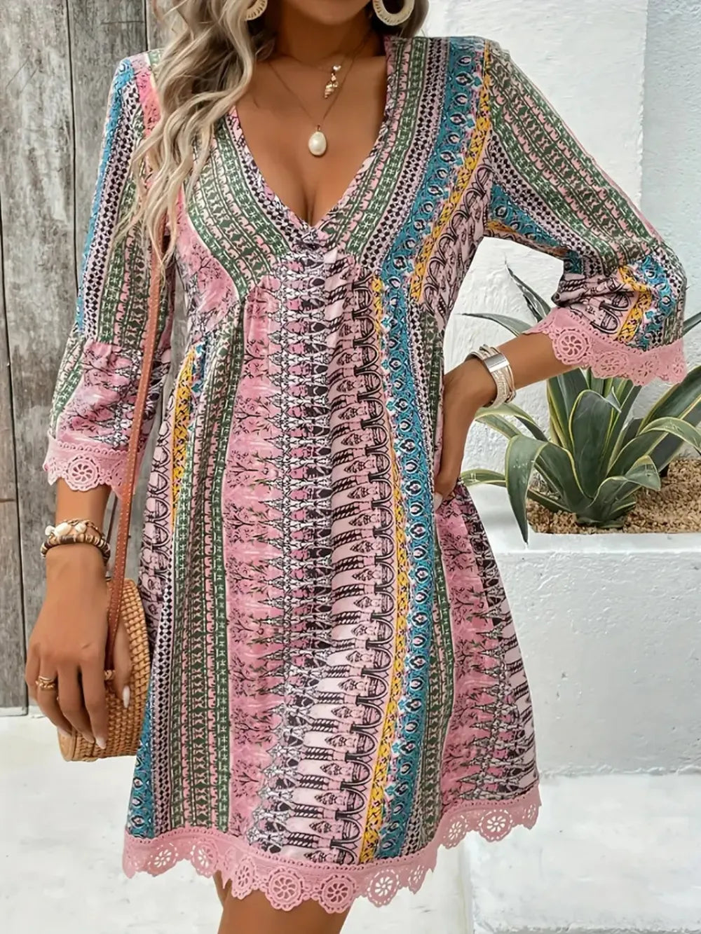 Robe Courte Imprimée — Col en V, Manches 3/4 & Finitions Dentelle - Bootiky